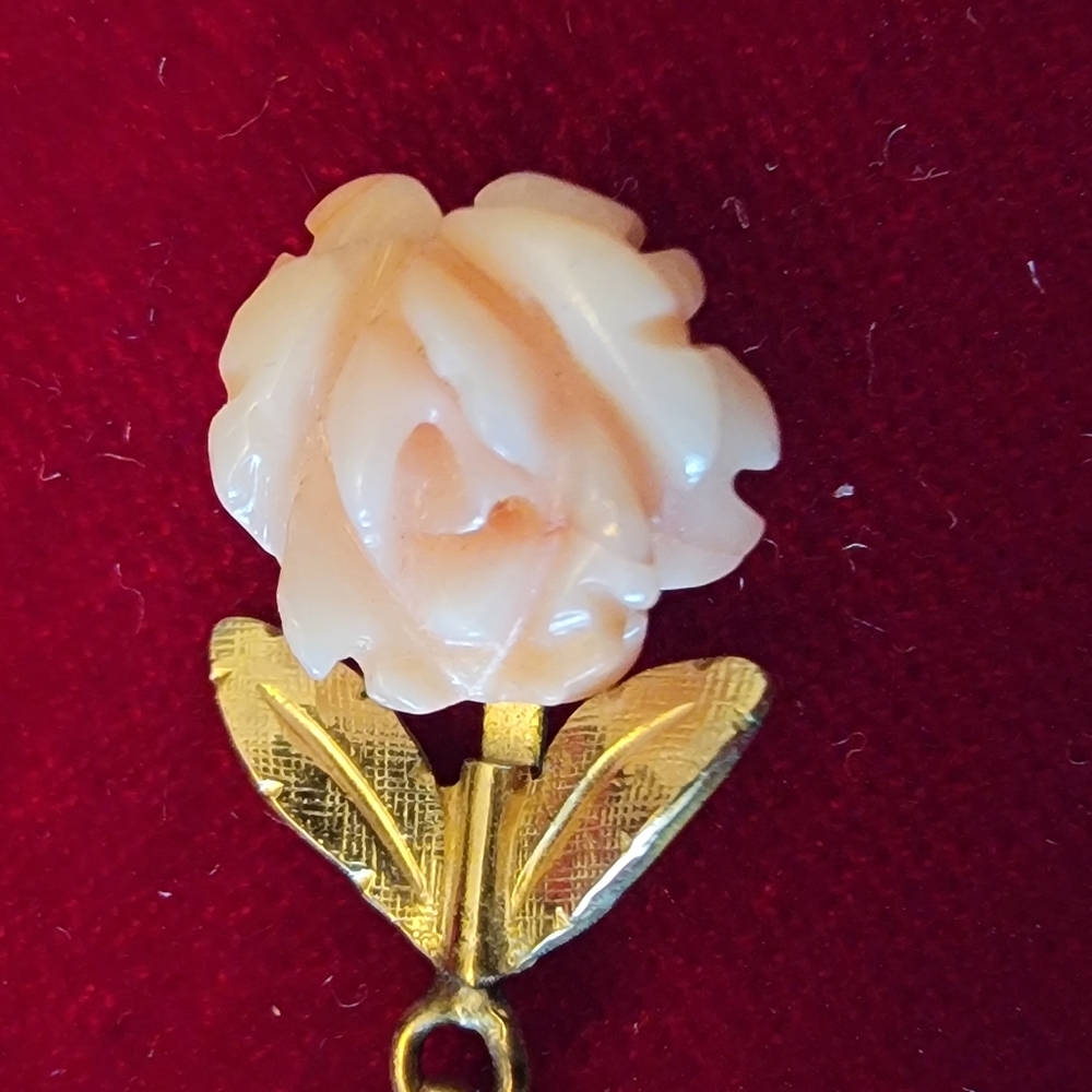 VTG VGUC Carved Coral Rose Pendant On 18" Goldtone Necklace c 1970s